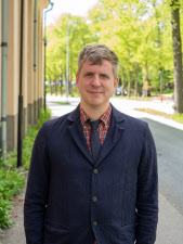 Christopher Sundström i utomhusmiljö