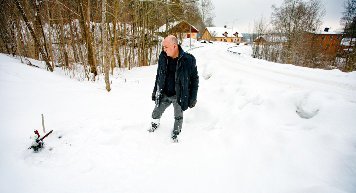 Mats Sjöö står i snön och tittar på en minnesplats