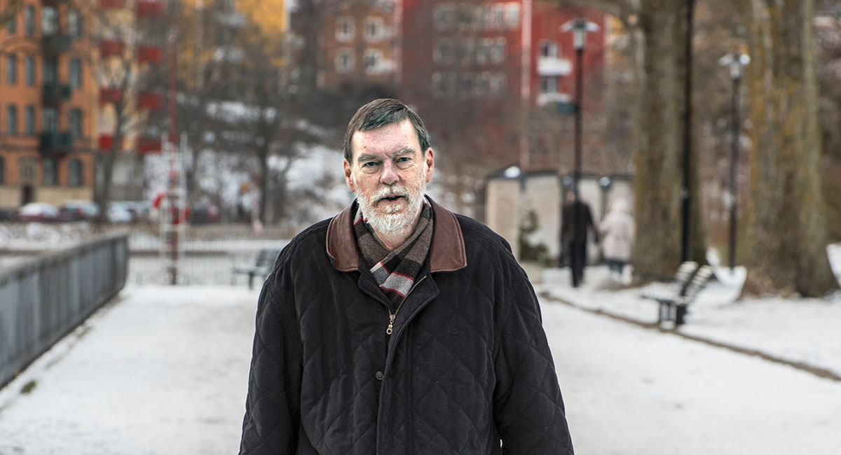 Per Mattson går på en gata i vintermiljö