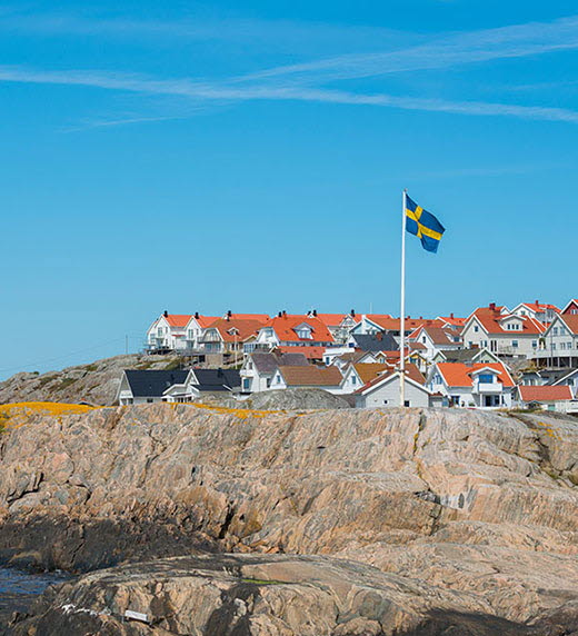 Svensk skärgårdsö. Vita hus med röda tak.