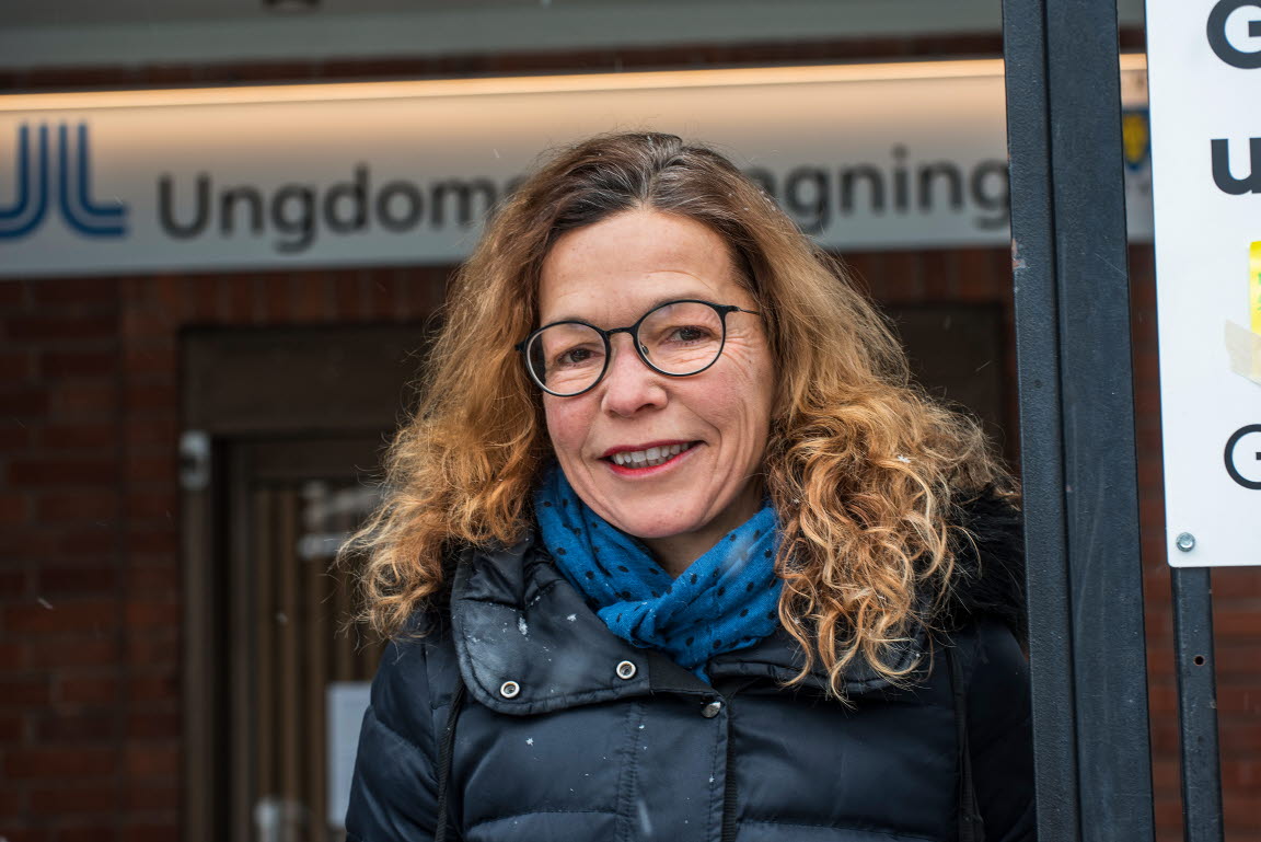 Pia Kvillemo står vid ingången till Ungdomsmottagningen och ler in i kameran
